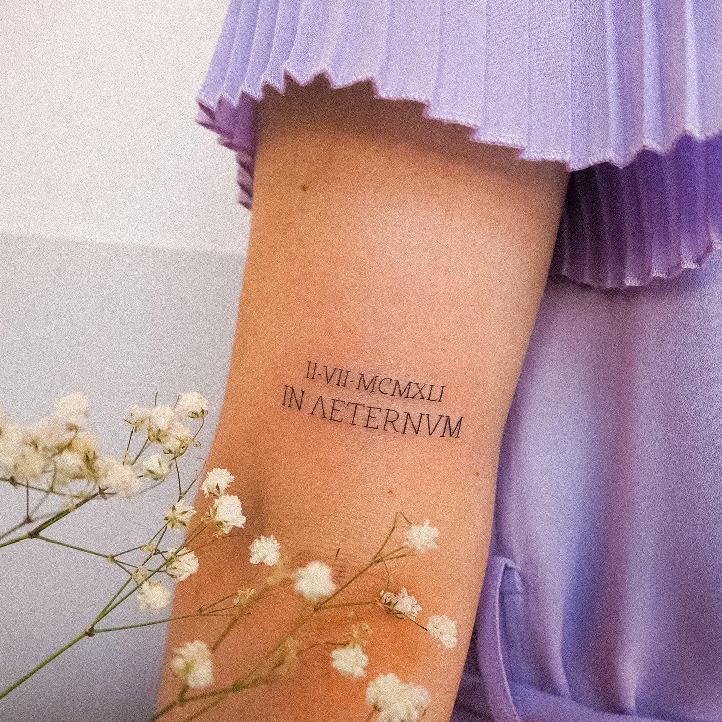 Tatuaje de frase en antebrazo, línea fina Sinkply Madrid