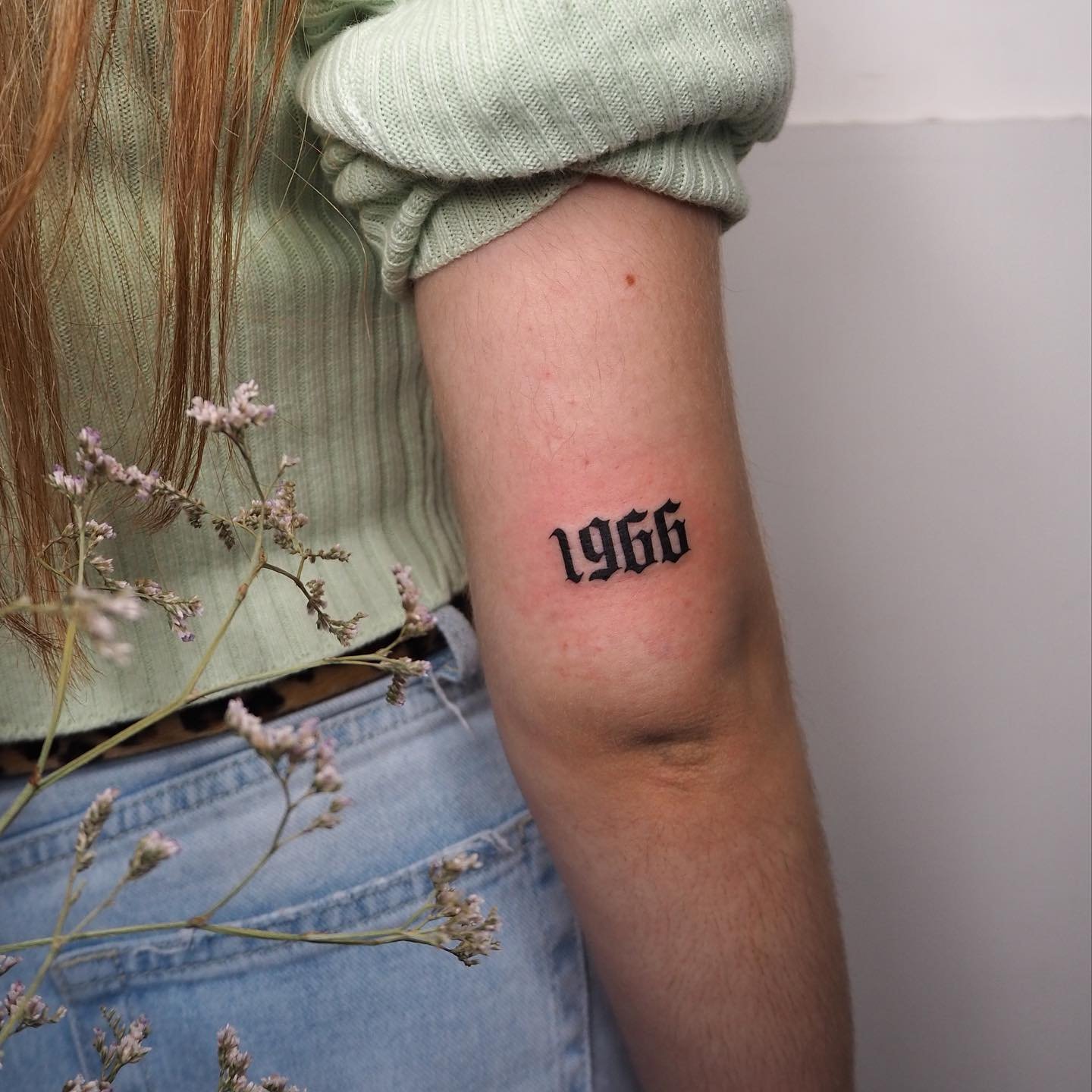 Tatuaje de frase en antebrazo, línea fina Sinkply Madrid
