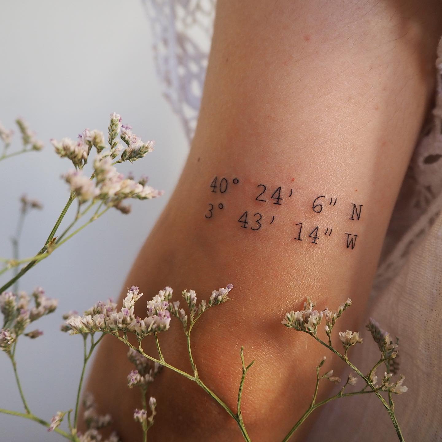 Tatuaje de frase en antebrazo, línea fina Sinkply Madrid