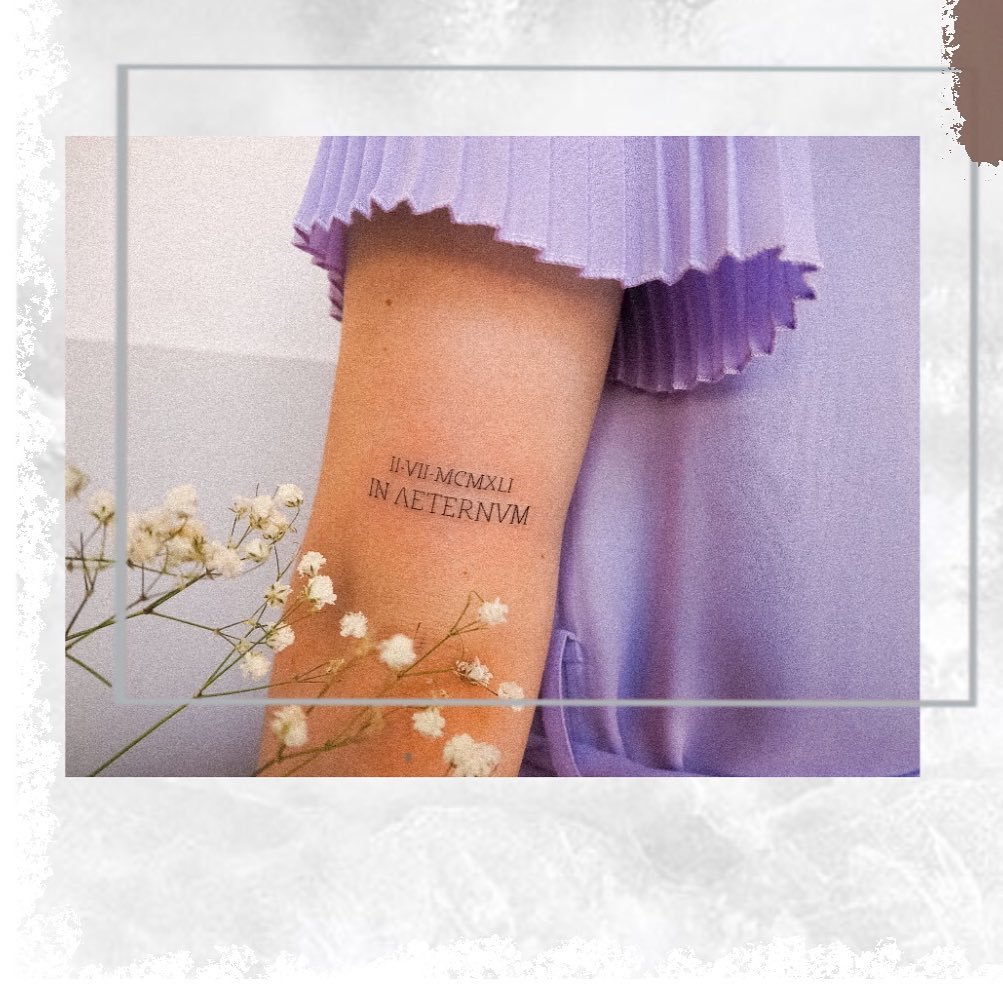 Tatuaje de frase en antebrazo, línea fina Sinkply Madrid