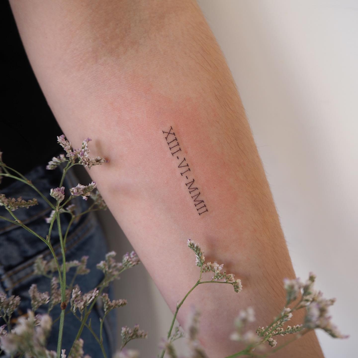 Tatuaje de frase en antebrazo, línea fina Sinkply Madrid