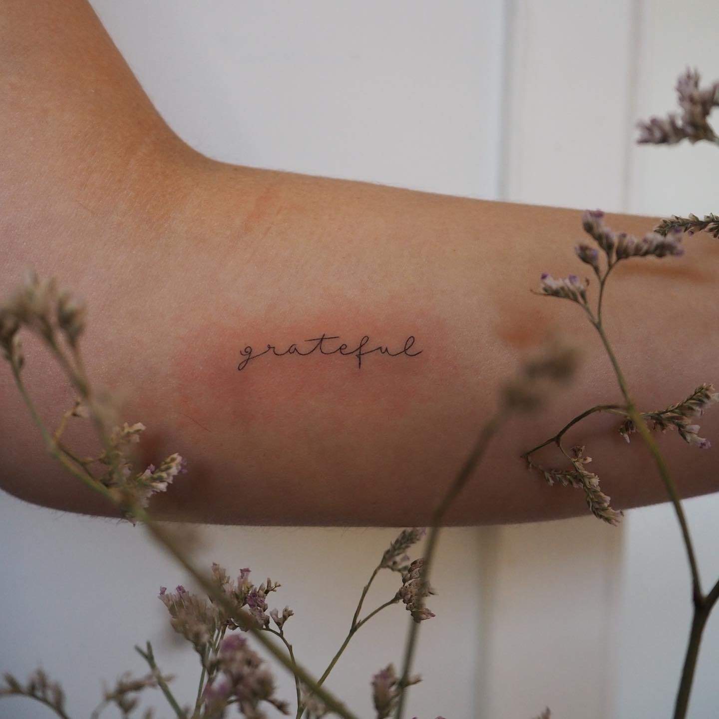 Tatuaje de frase en antebrazo, línea fina Sinkply Madrid