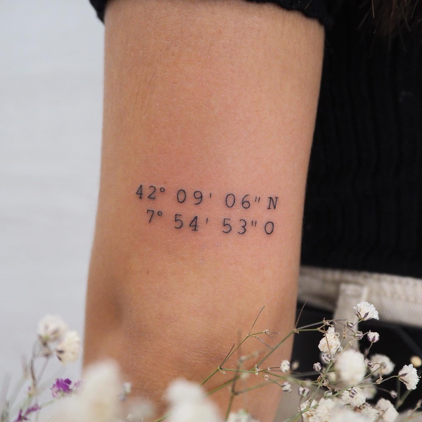Tatuaje de frase en antebrazo, línea fina Sinkply Madrid