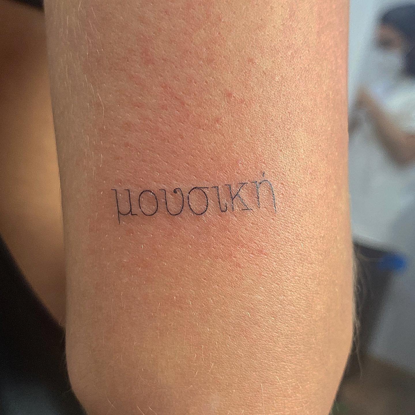 Tatuaje de frase en antebrazo, línea fina Sinkply Madrid