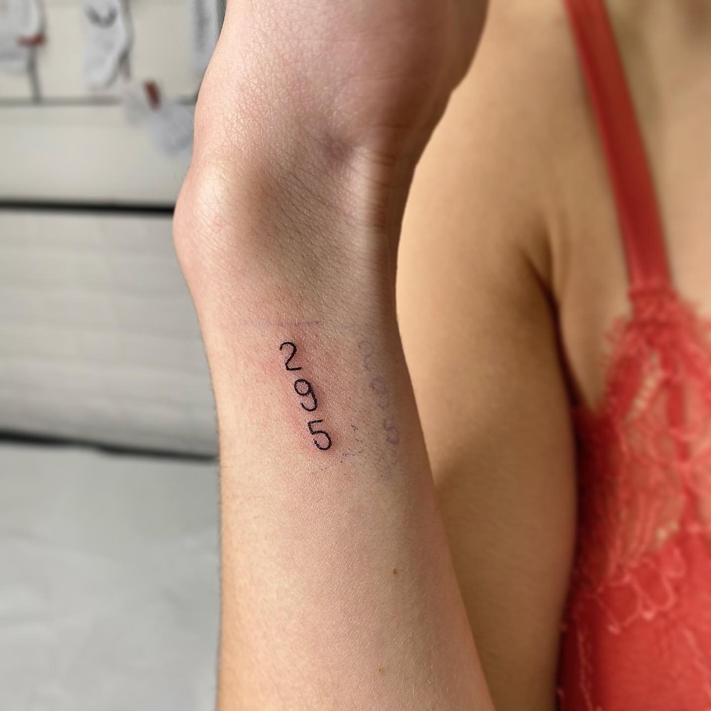 Tatuaje de frase en antebrazo, línea fina Sinkply Madrid