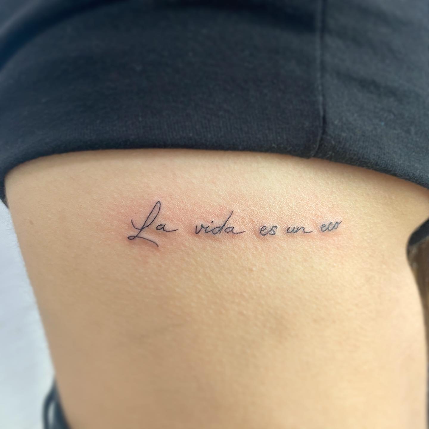 Tatuaje de frase en antebrazo, línea fina Sinkply Madrid