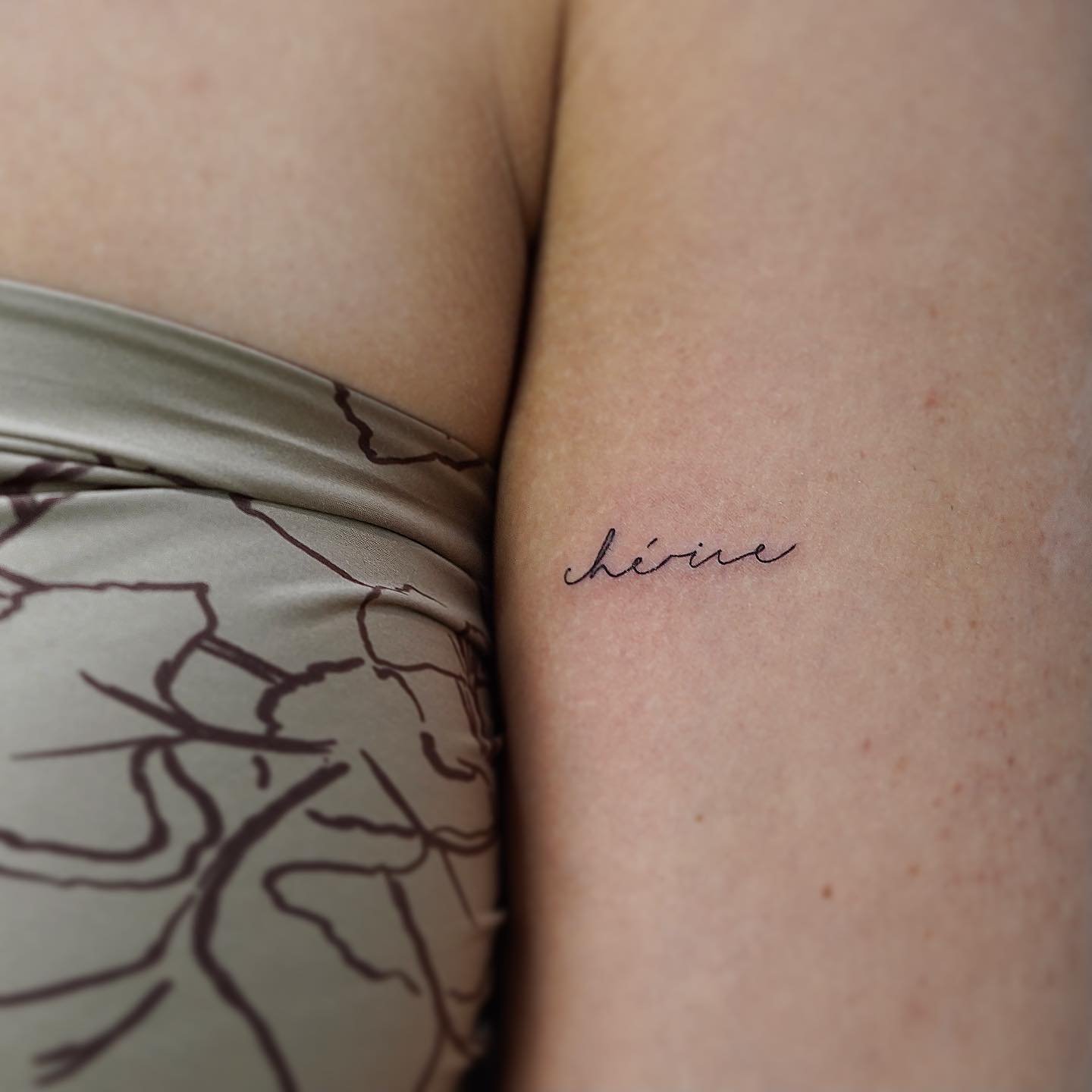 Tatuaje de frase en antebrazo, línea fina Sinkply Madrid