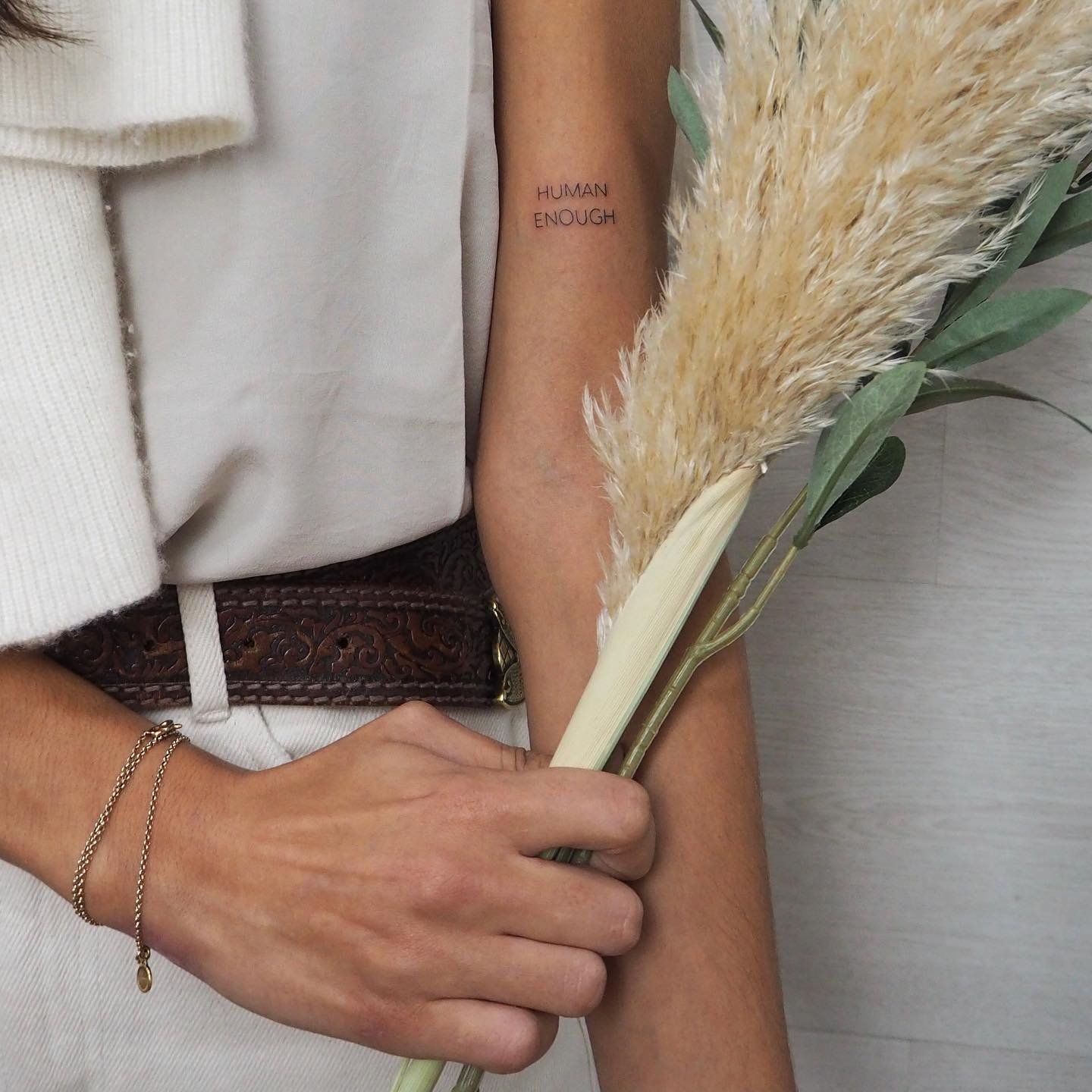 Tatuaje de frase en antebrazo, línea fina Sinkply Madrid