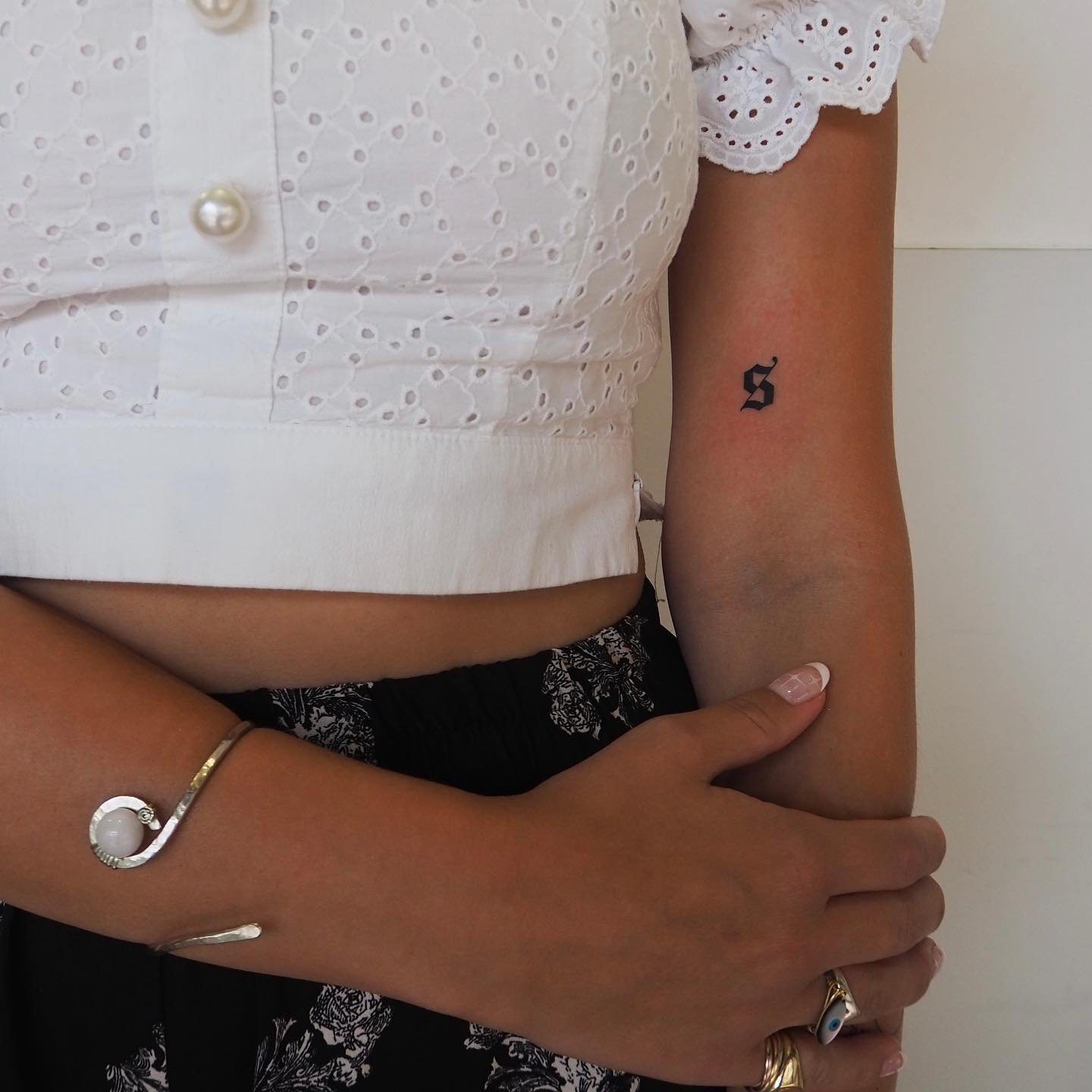 Tatuaje de frase en antebrazo, línea fina Sinkply Madrid