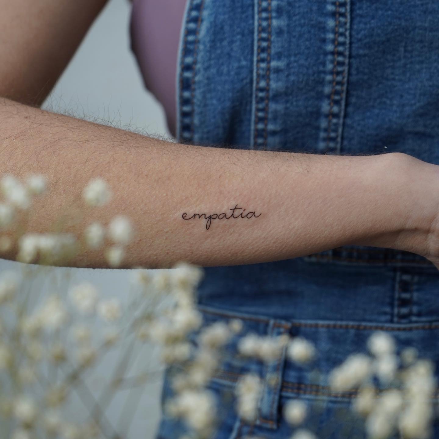 Tatuaje de frase en antebrazo, línea fina Sinkply Madrid