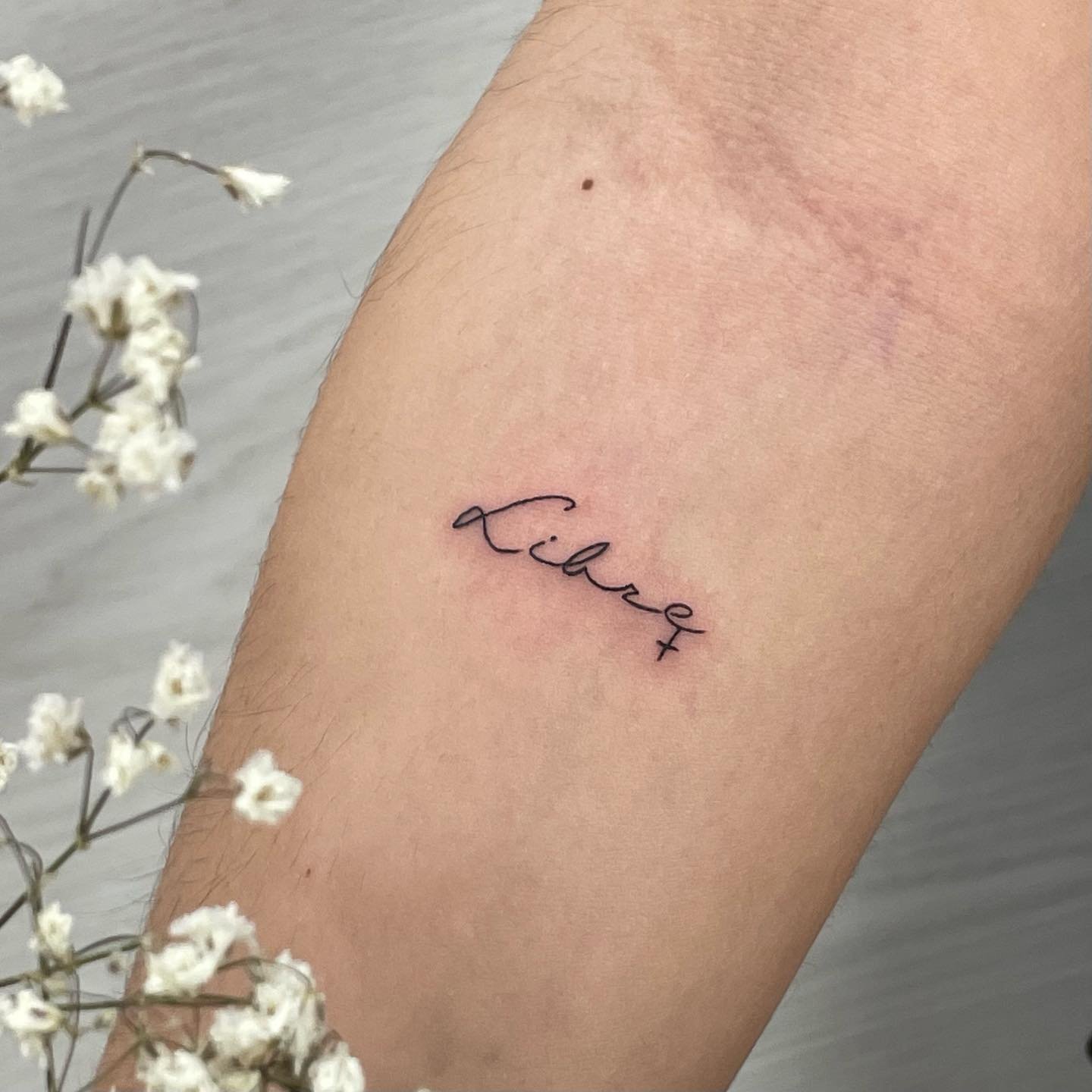 Tatuaje de frase en antebrazo, línea fina Sinkply Madrid
