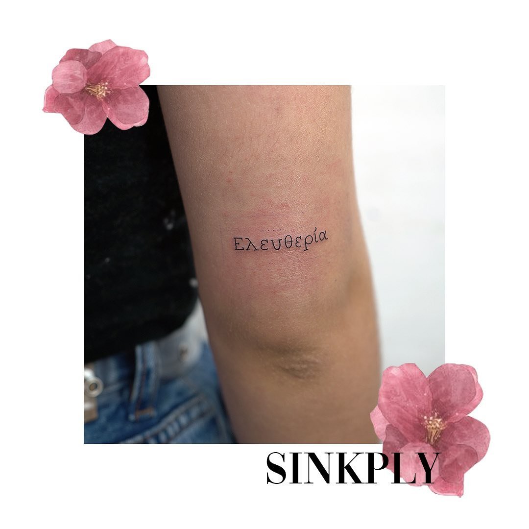 Tatuaje de frase en antebrazo, línea fina Sinkply Madrid