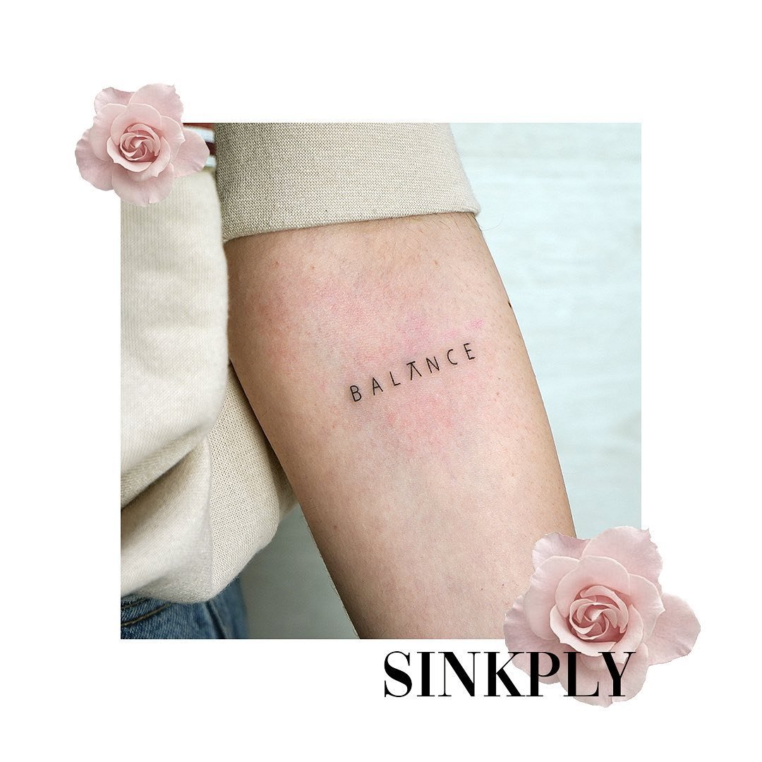 Tatuaje de frase en antebrazo, línea fina Sinkply Madrid
