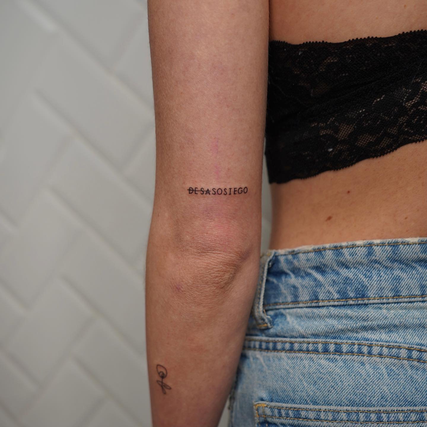 Tatuaje de frase en antebrazo, línea fina Sinkply Madrid
