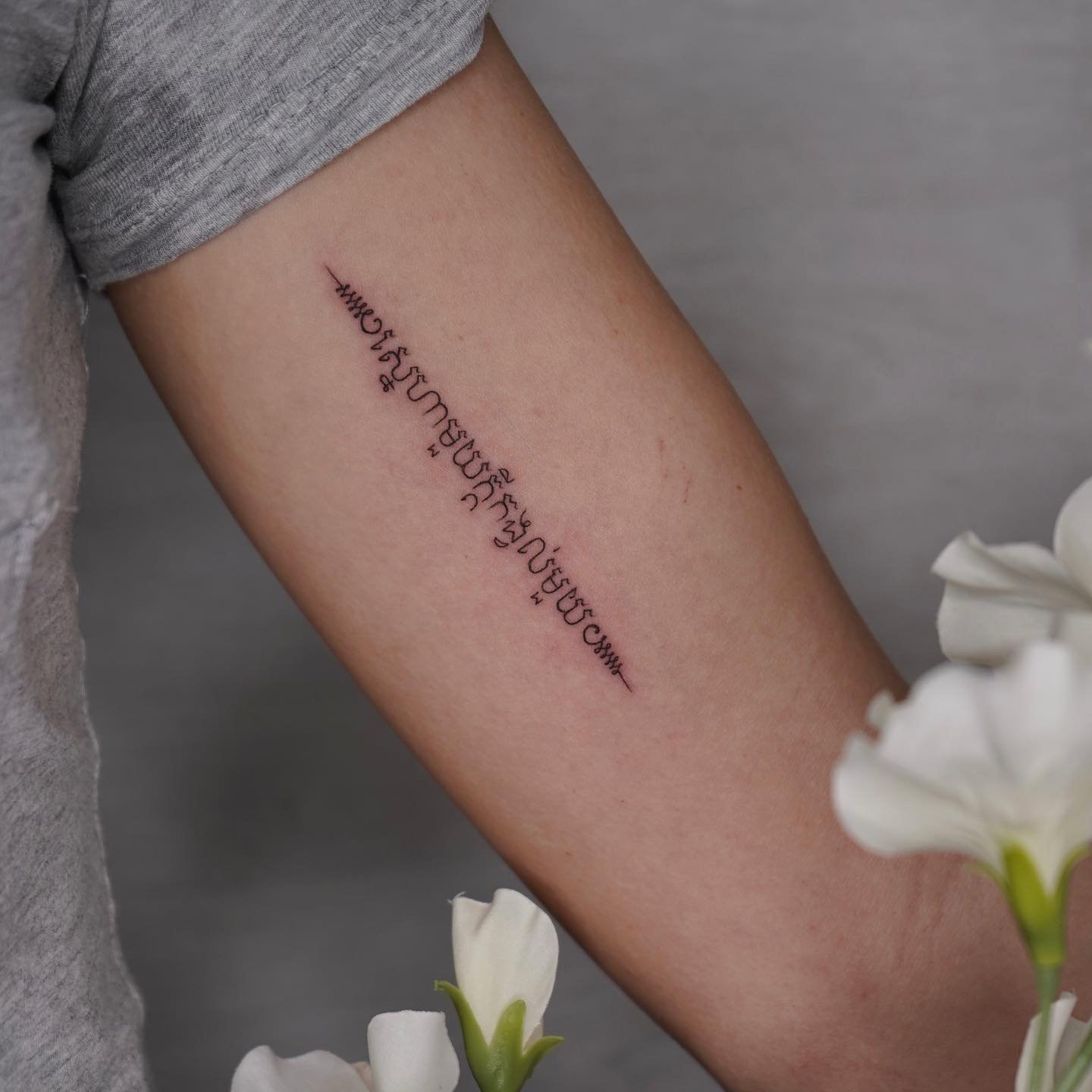 Tatuaje de frase en antebrazo, línea fina Sinkply Madrid