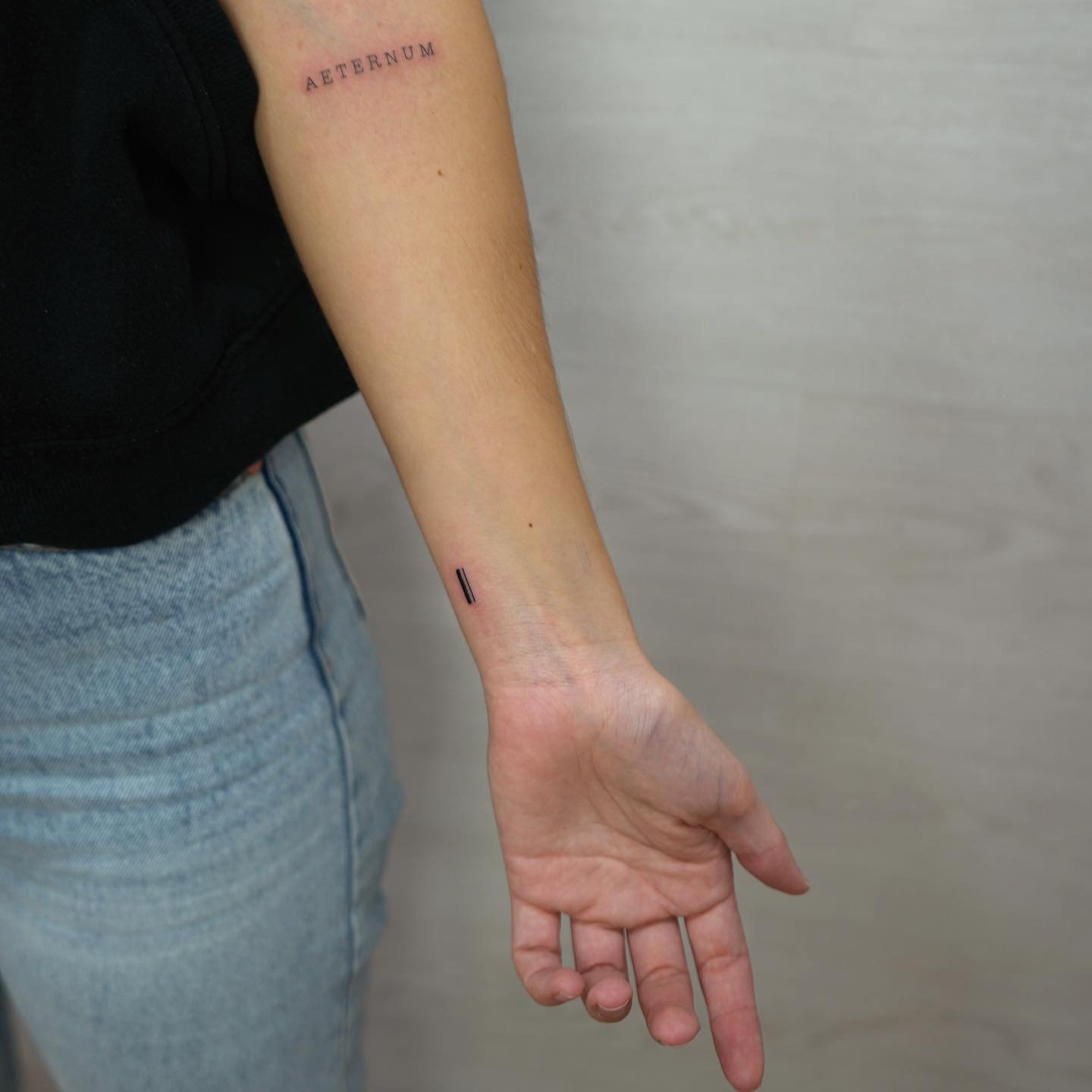 Tatuaje de frase en antebrazo, línea fina Sinkply Madrid