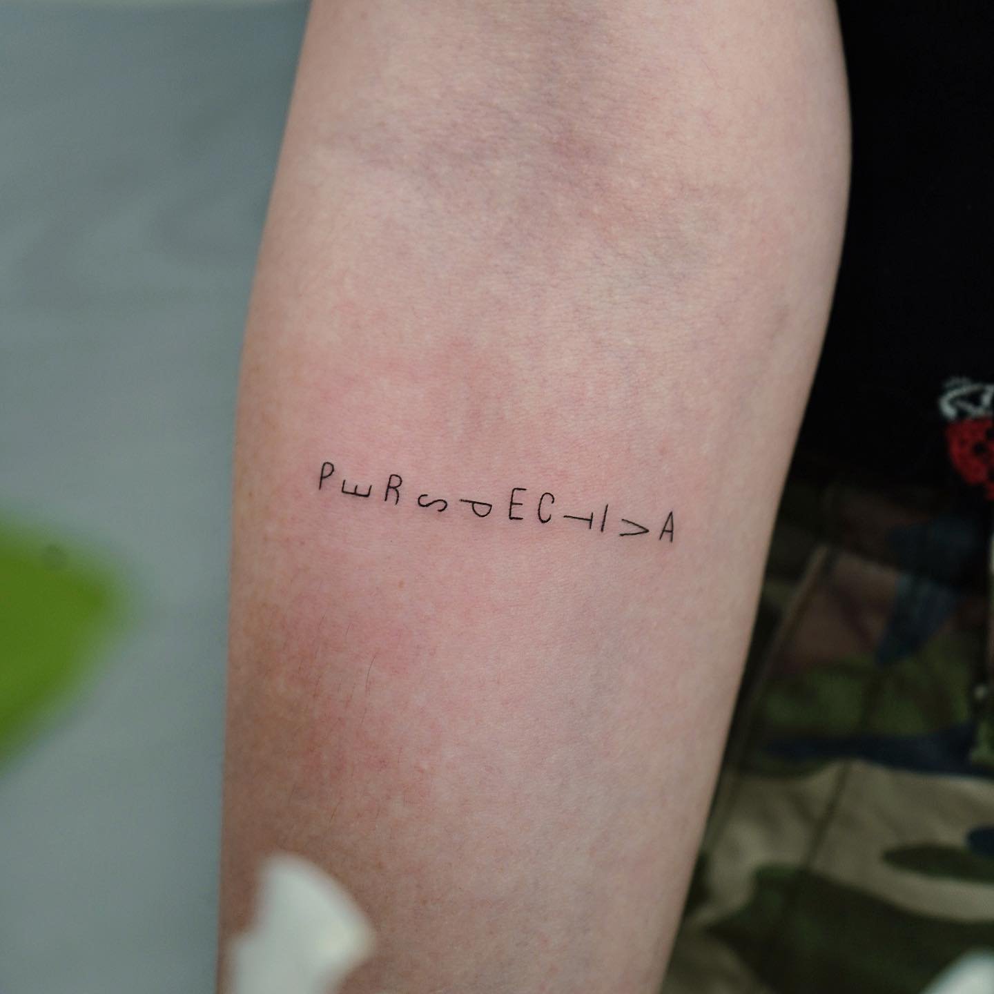 Tatuaje de frase en antebrazo, línea fina Sinkply Madrid