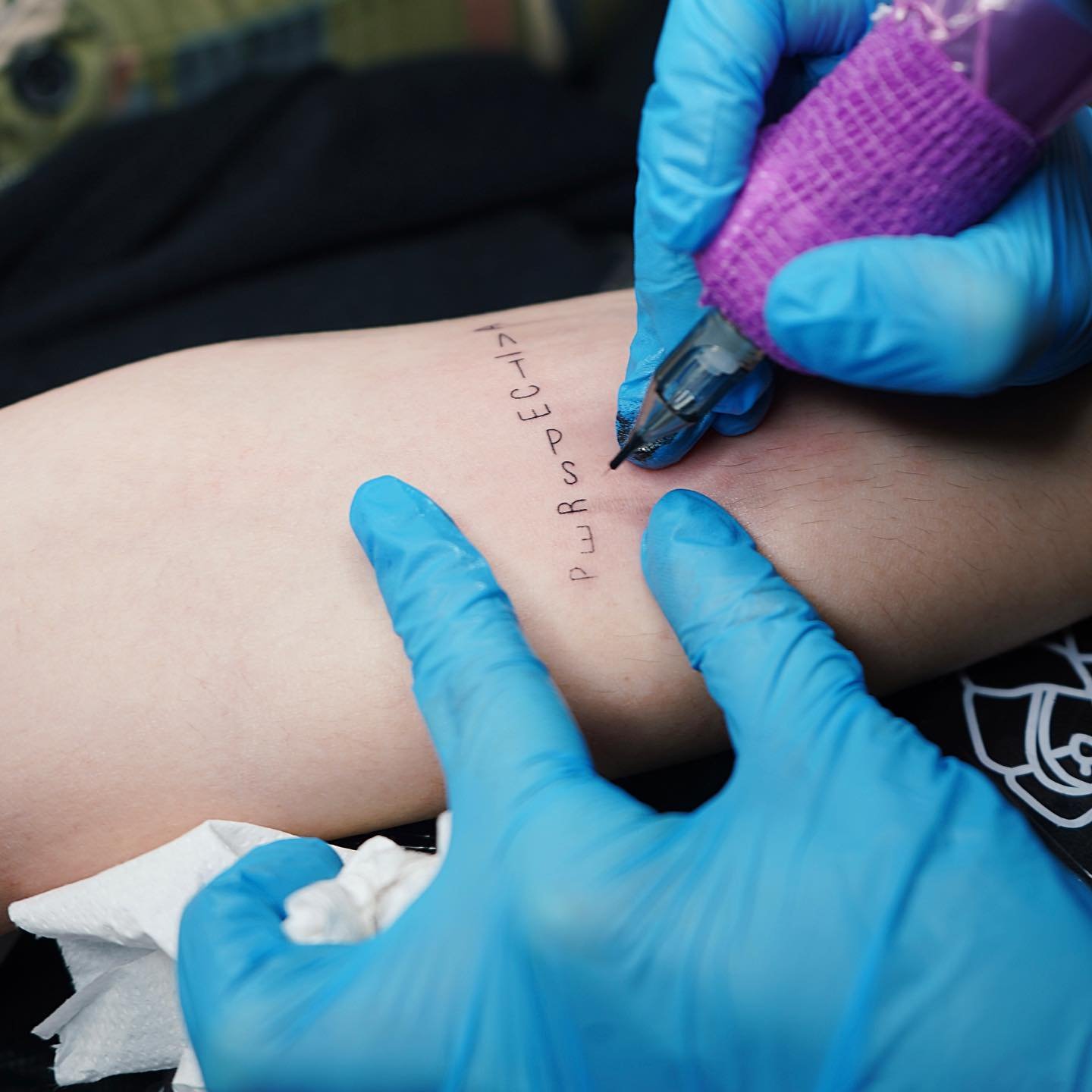Tatuaje de frase en antebrazo, línea fina Sinkply Madrid