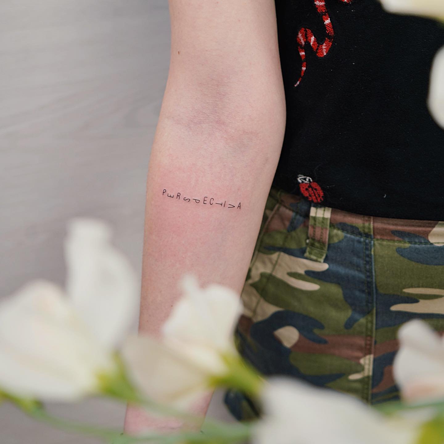 Tatuaje de frase en antebrazo, línea fina Sinkply Madrid