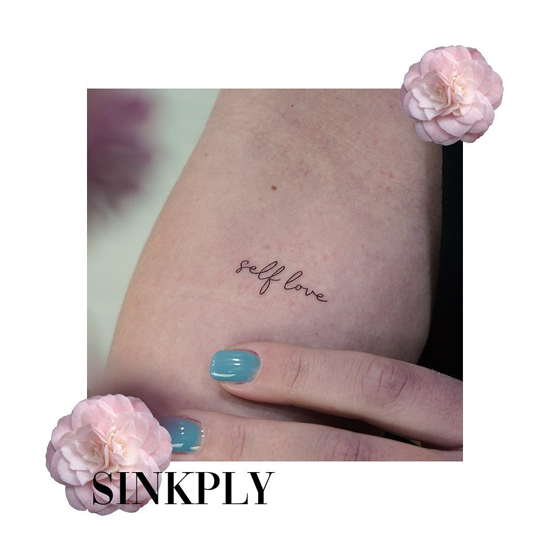 Tatuaje de frase en antebrazo, línea fina Sinkply Madrid
