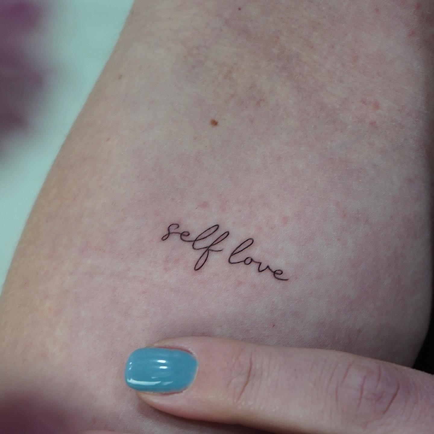 Tatuaje de frase en antebrazo, línea fina Sinkply Madrid