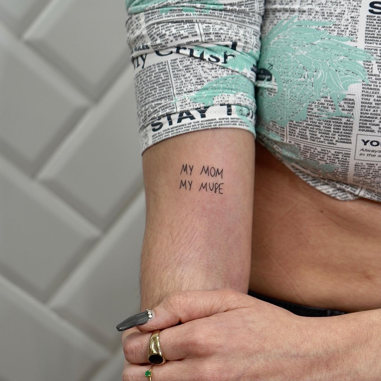 Tatuaje de frase en antebrazo, línea fina Sinkply Madrid