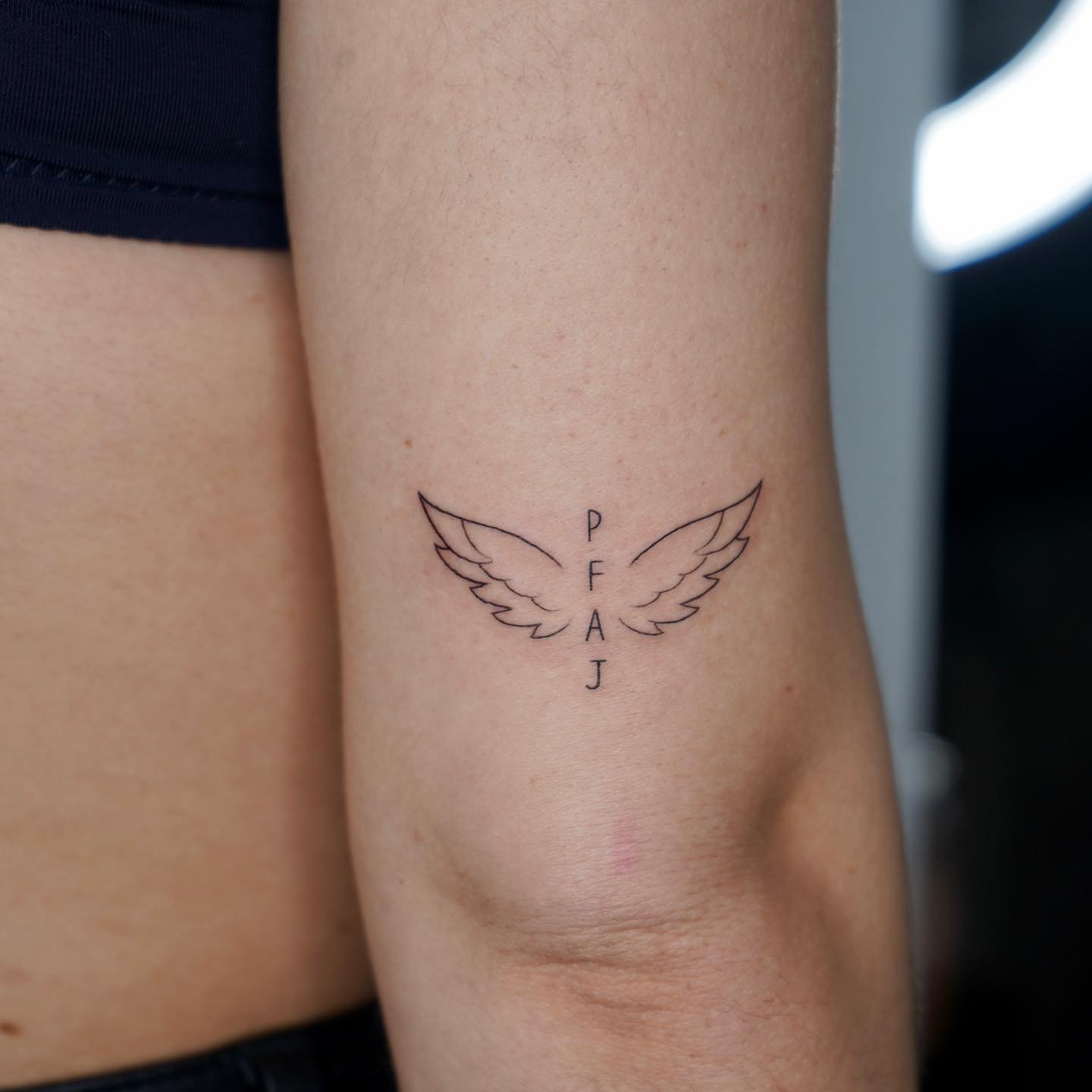 Tatuaje de frase en antebrazo, línea fina Sinkply Madrid