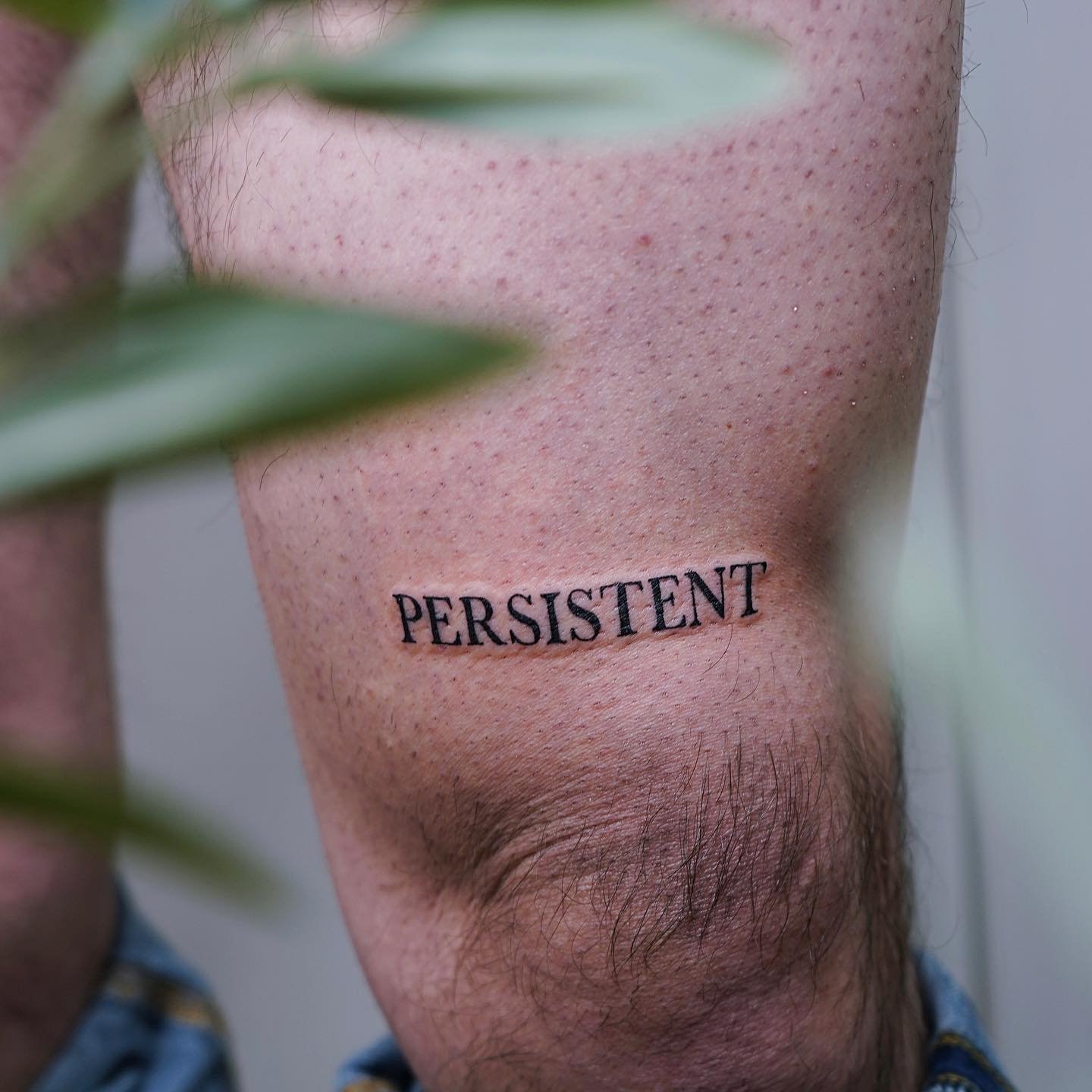 Tatuaje de frase en antebrazo, línea fina Sinkply Madrid
