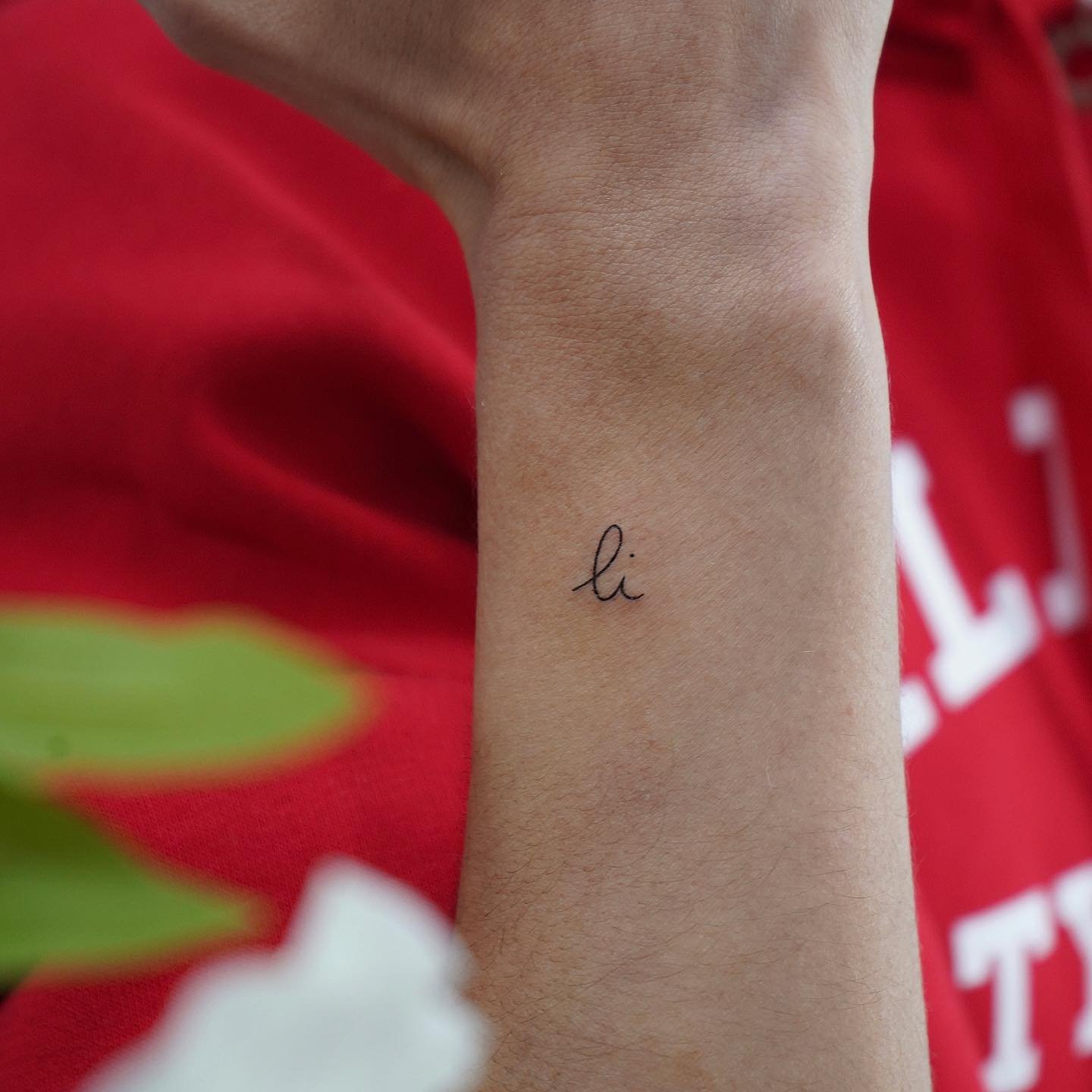 Tatuaje de frase en antebrazo, línea fina Sinkply Madrid