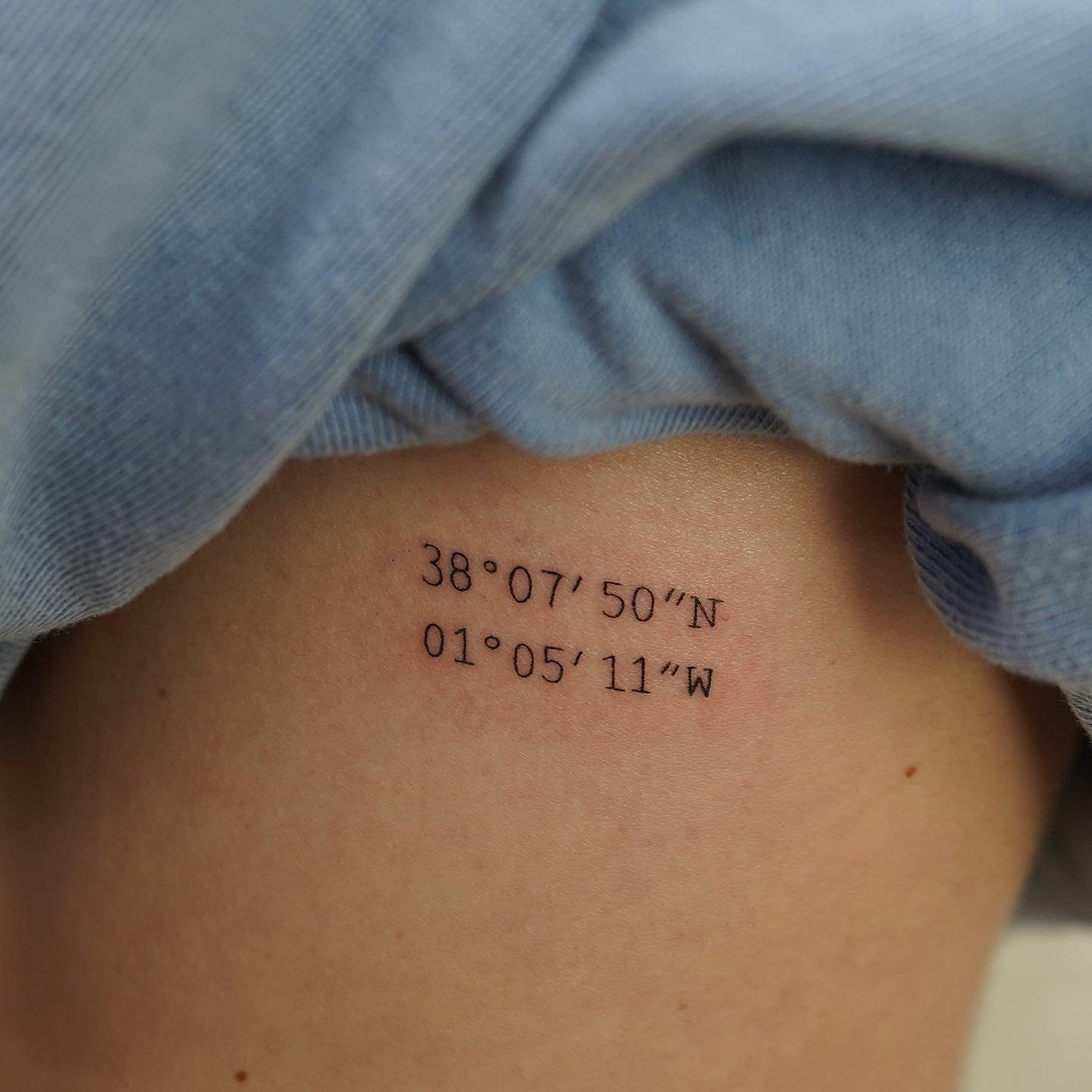 Tatuaje de frase en antebrazo, línea fina Sinkply Madrid