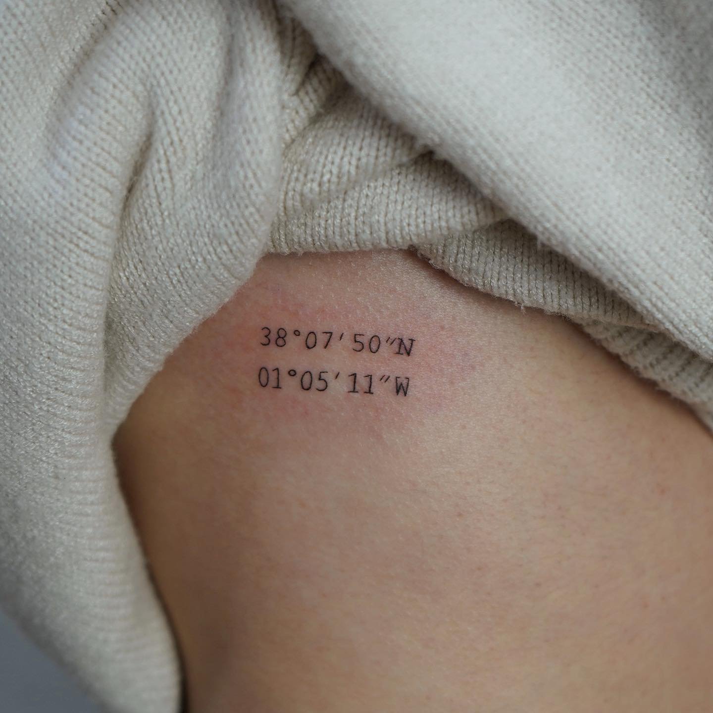 Tatuaje de frase en antebrazo, línea fina Sinkply Madrid