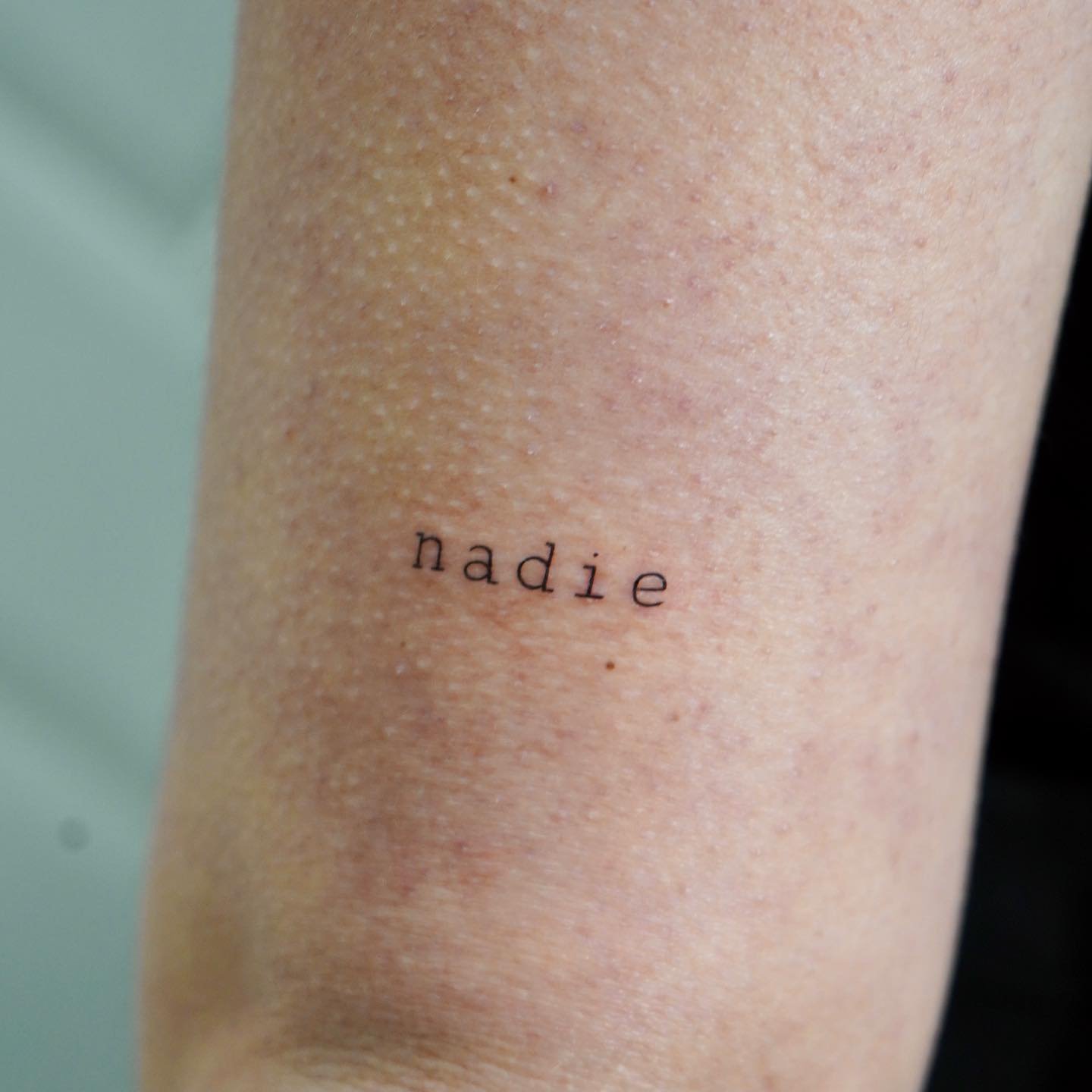 Tatuaje de frase en antebrazo, línea fina Sinkply Madrid