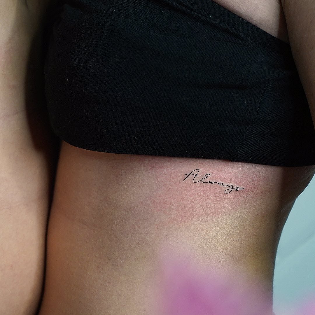 Tatuaje de frase en antebrazo, línea fina Sinkply Madrid