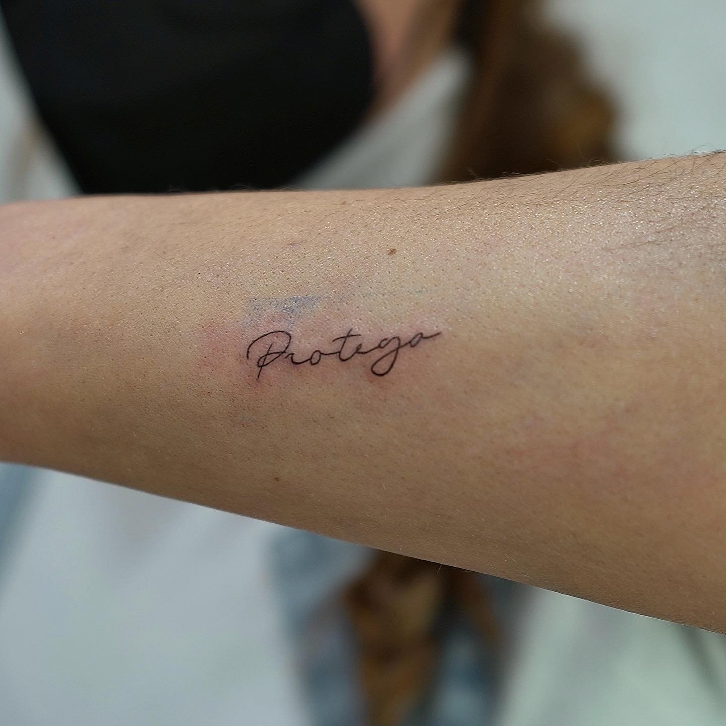 Tatuaje de frase en antebrazo, línea fina Sinkply Madrid