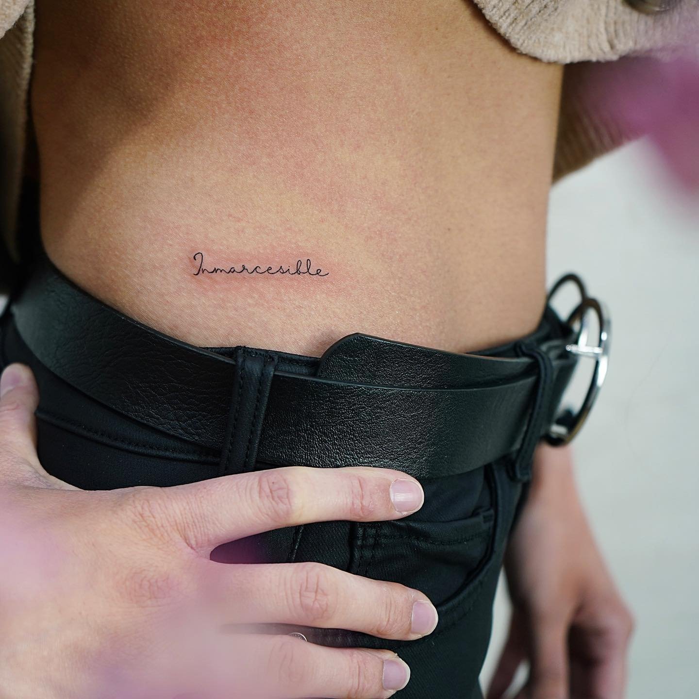 Tatuaje de frase en antebrazo, línea fina Sinkply Madrid