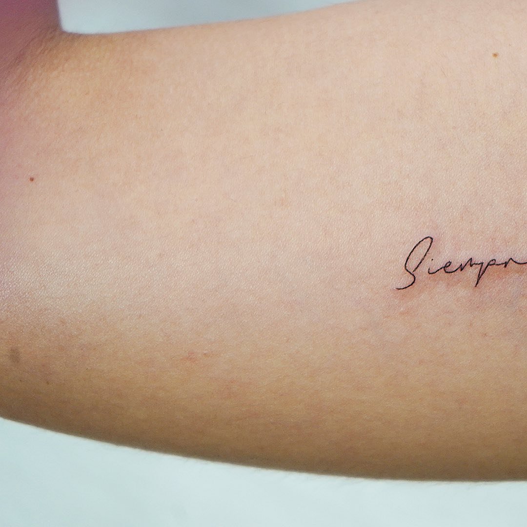 Tatuaje de frase en antebrazo, línea fina Sinkply Madrid
