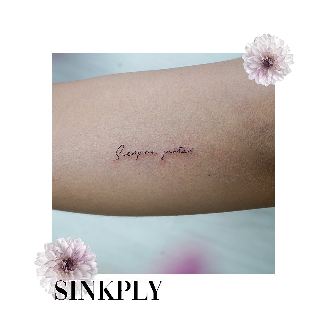 Tatuaje de frase en antebrazo, línea fina Sinkply Madrid