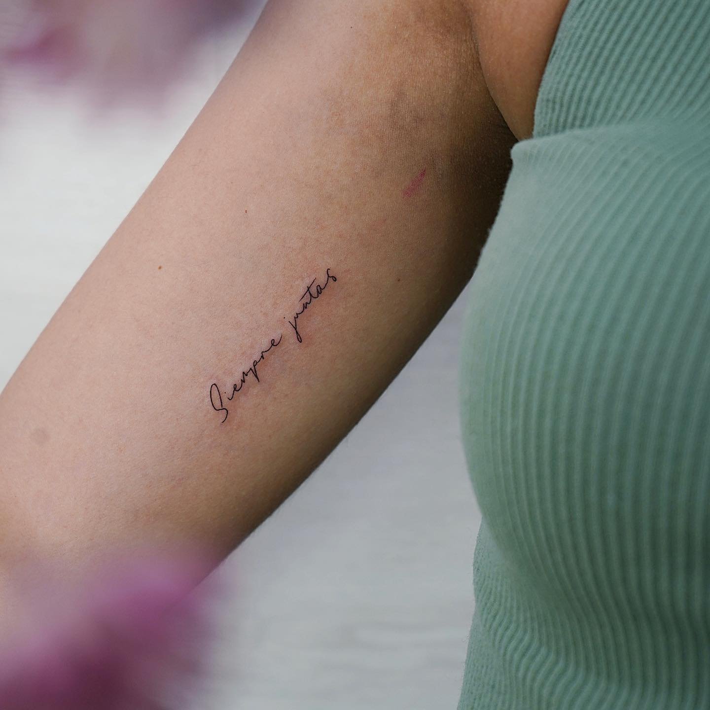 Tatuaje de frase en antebrazo, línea fina Sinkply Madrid