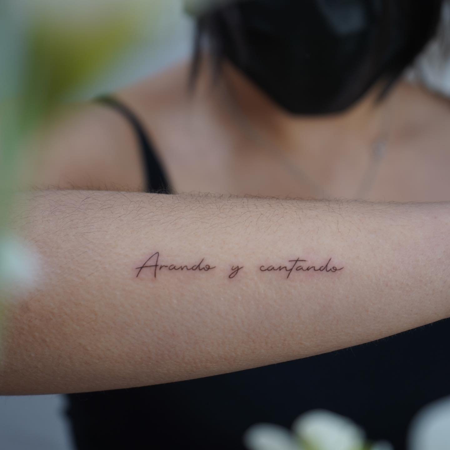 Tatuaje de frase en antebrazo, línea fina Sinkply Madrid