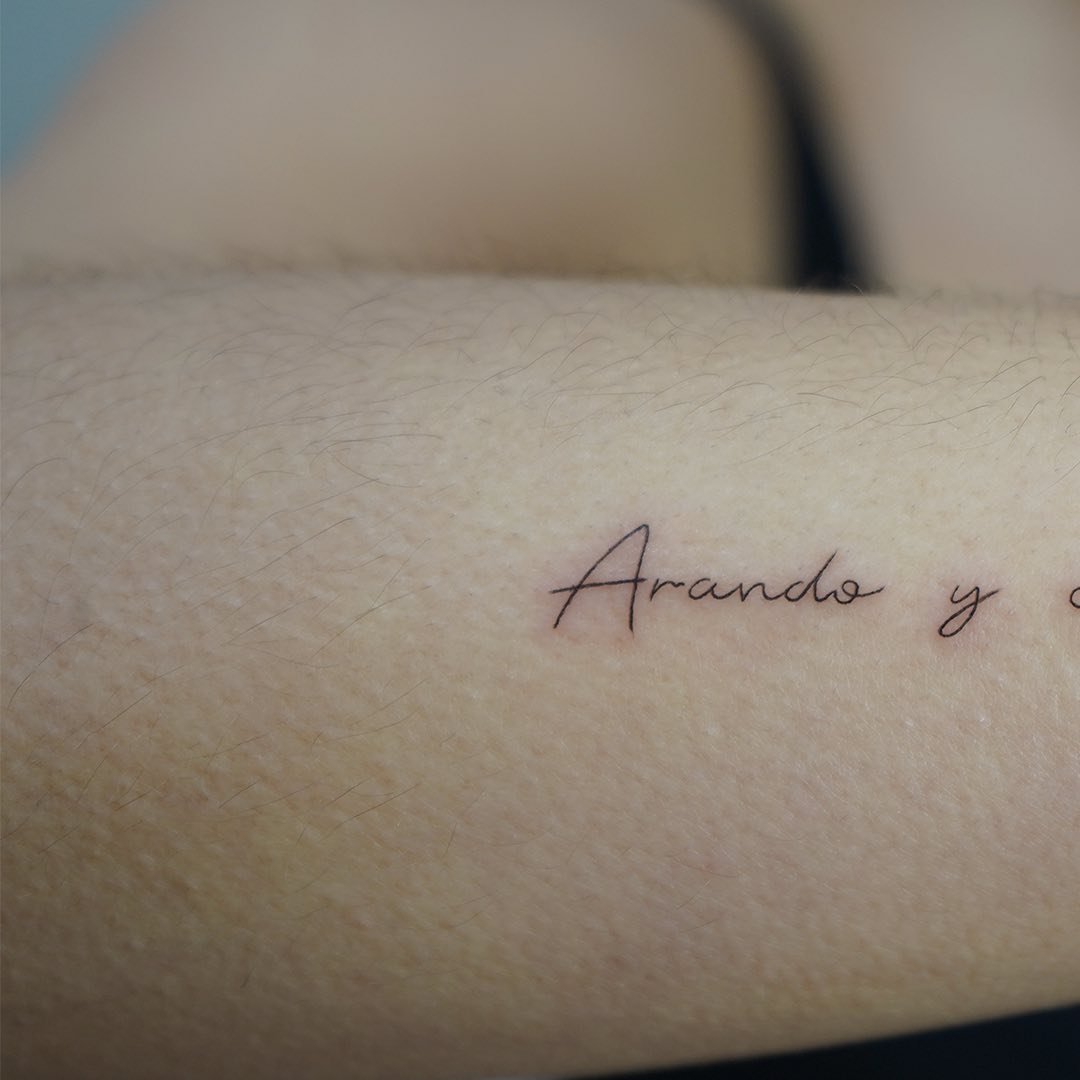 Tatuaje de frase en antebrazo, línea fina Sinkply Madrid