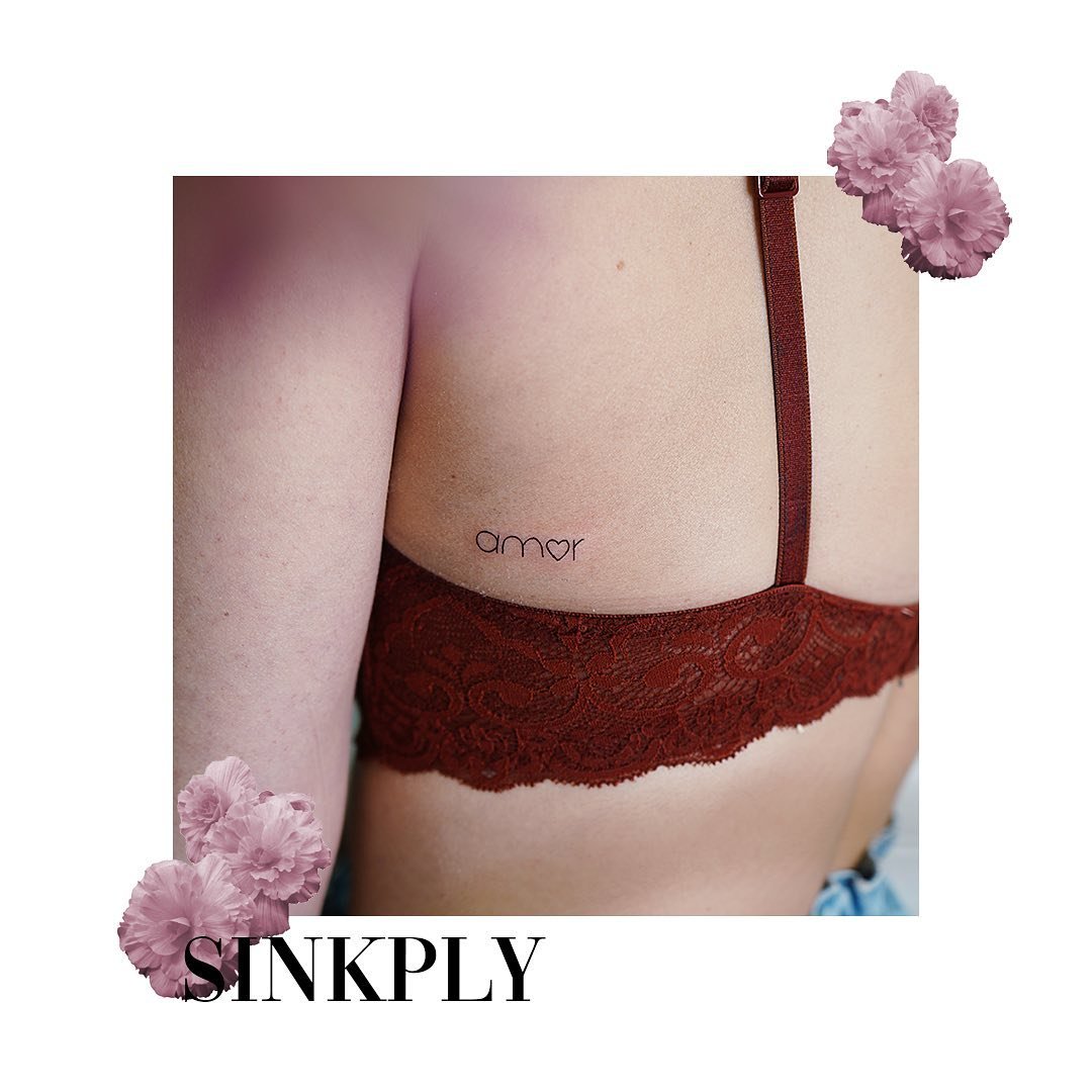 Tatuaje de frase en antebrazo, línea fina Sinkply Madrid