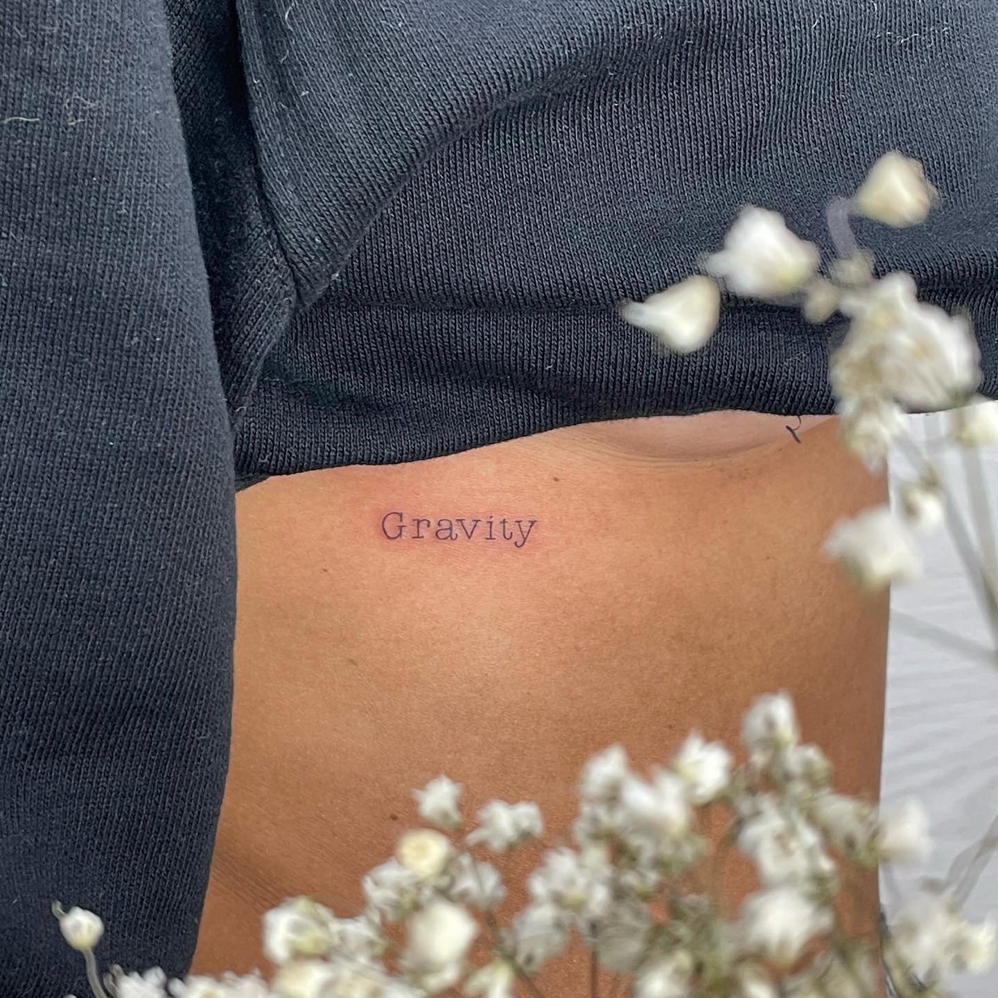 Tatuaje de frase en antebrazo, línea fina Sinkply Madrid