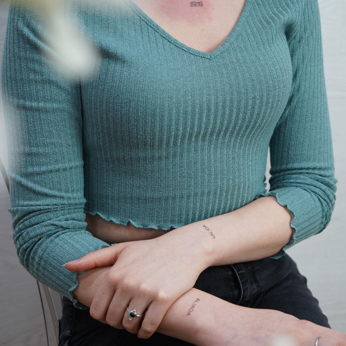 Tatuaje de frase en antebrazo, línea fina Sinkply Madrid