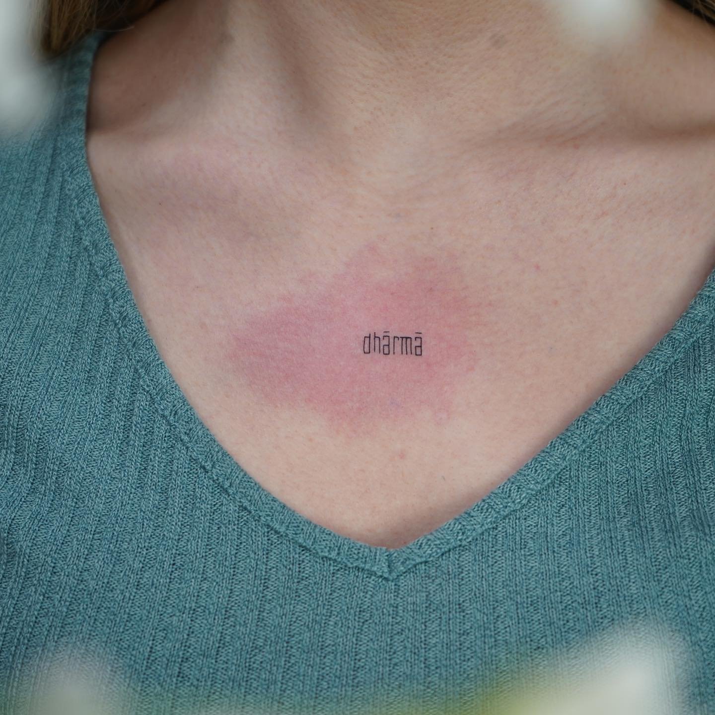 Tatuaje de frase en antebrazo, línea fina Sinkply Madrid