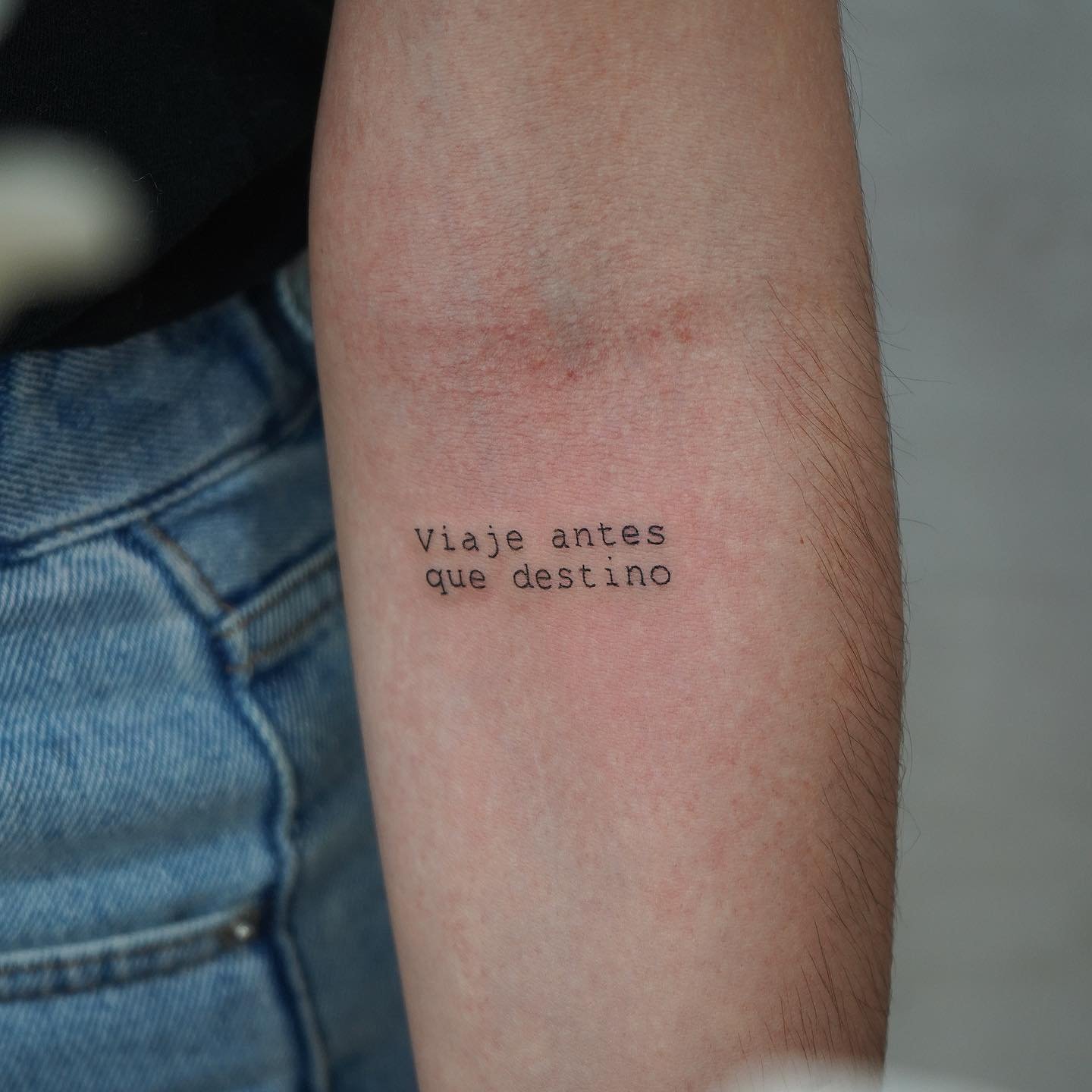Tatuaje de frase en antebrazo, línea fina Sinkply Madrid