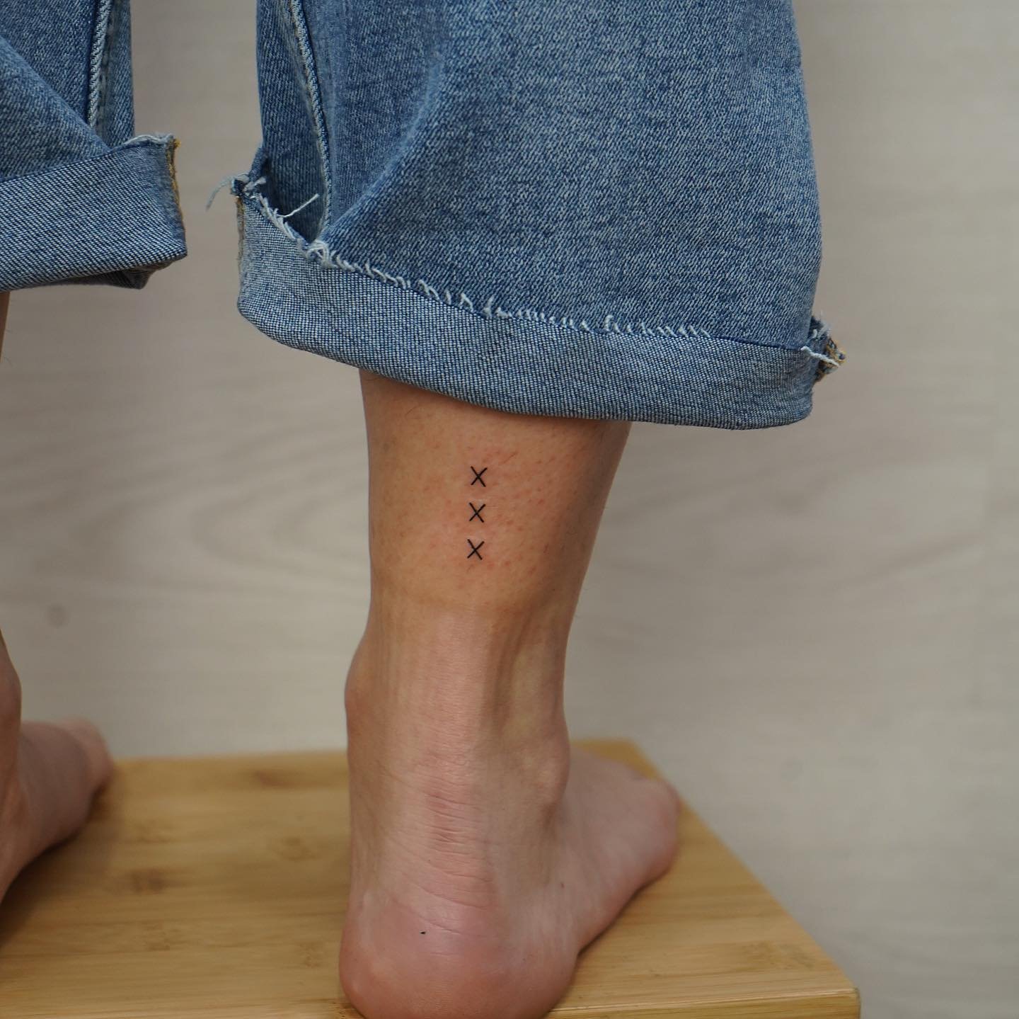 Tatuaje de frase en antebrazo, línea fina Sinkply Madrid