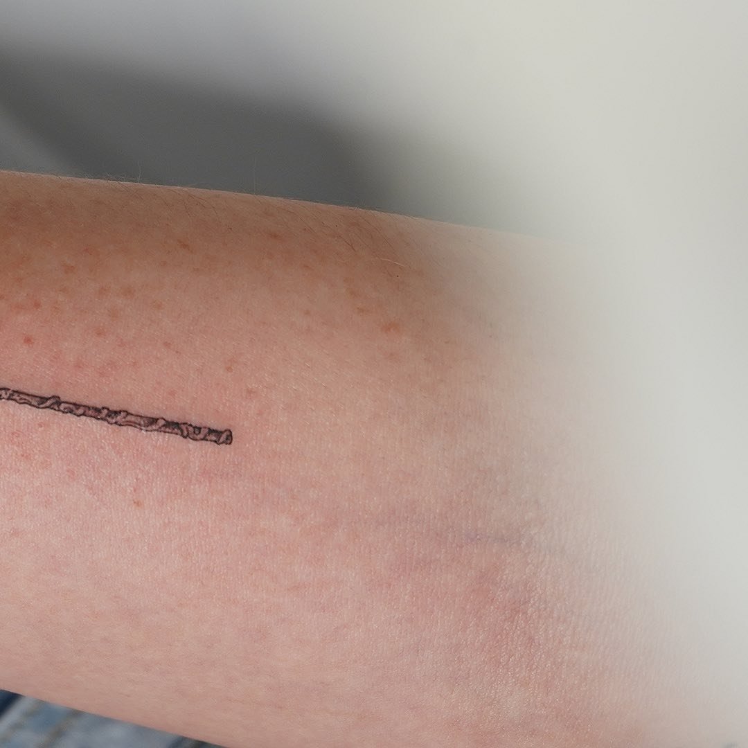 Tatuaje de frase en antebrazo, línea fina Sinkply Madrid