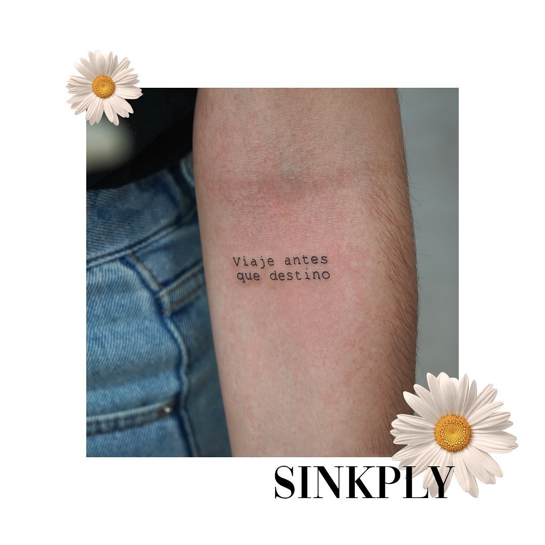 Tatuaje de frase en antebrazo, línea fina Sinkply Madrid