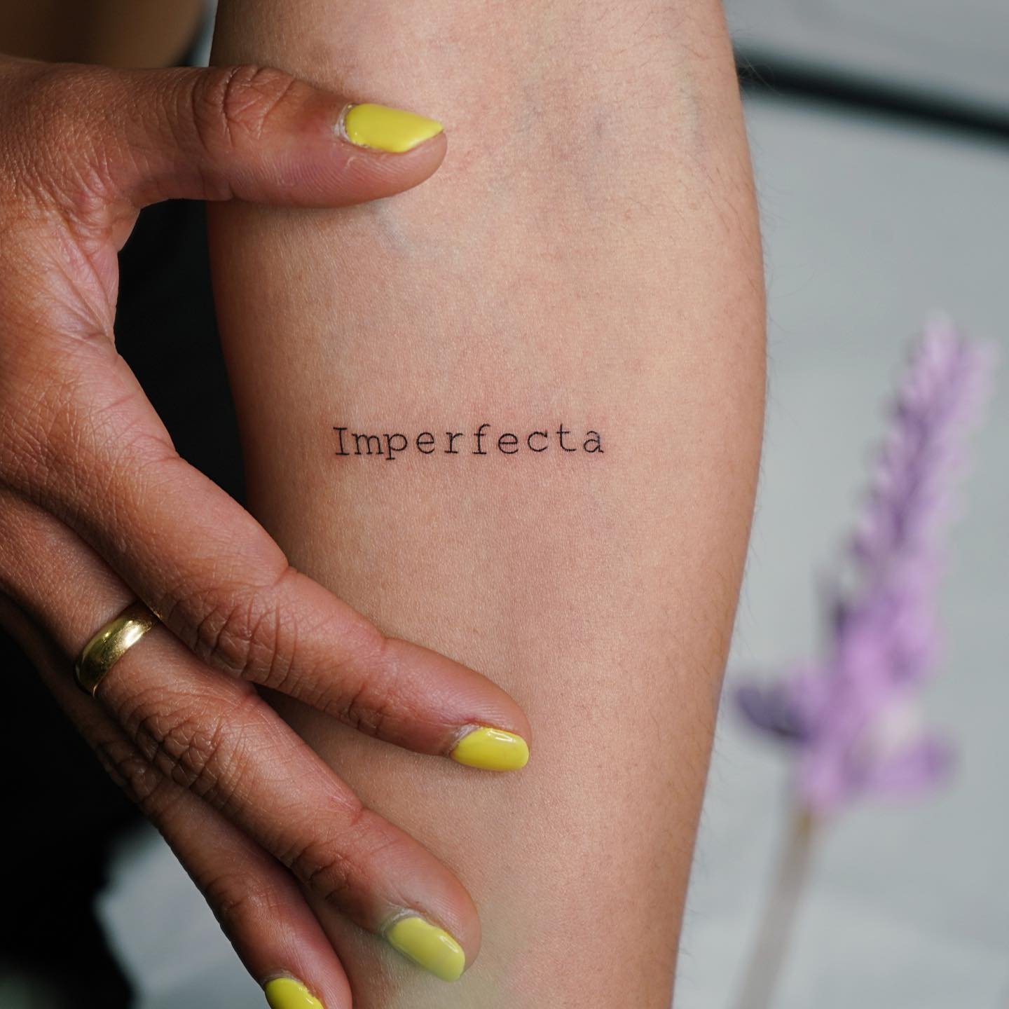 Tatuaje de frase en antebrazo, línea fina Sinkply Madrid