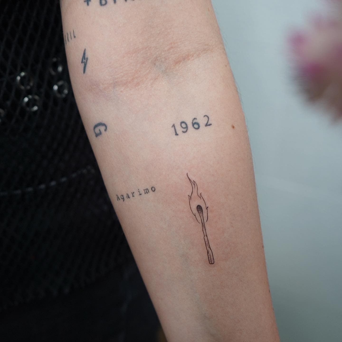 Tatuaje de frase en antebrazo, línea fina Sinkply Madrid